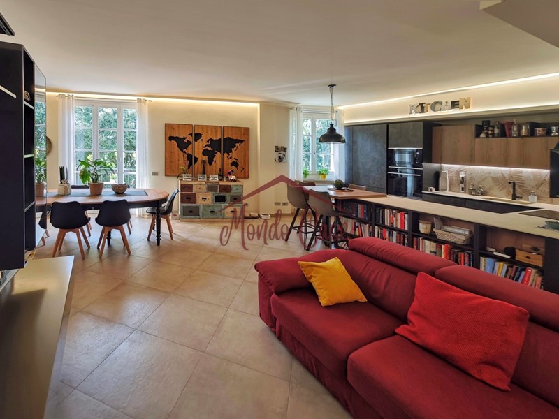 Appartamento in Vendita a Sarzana, zona Centro, 450'000€, 187 m², con Box