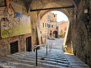 Appartamento in Vendita a Perugia, zona Centro storico, 195'000€, 160 m², con Box