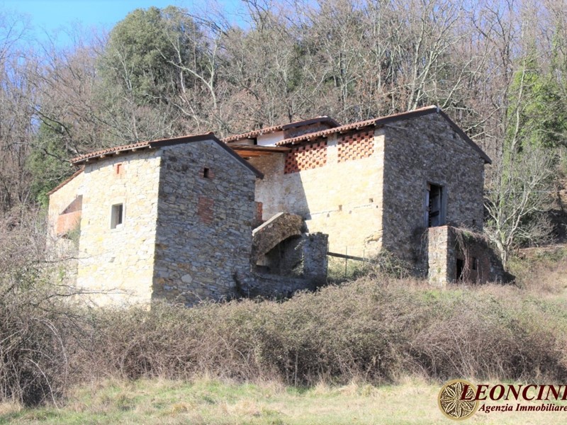 Casale in Vendita a Pontremoli, 450'000€, 350 m²