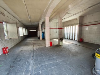 Magazzino in Vendita a Lucca, zona Arancio, 280'000€, 257 m²