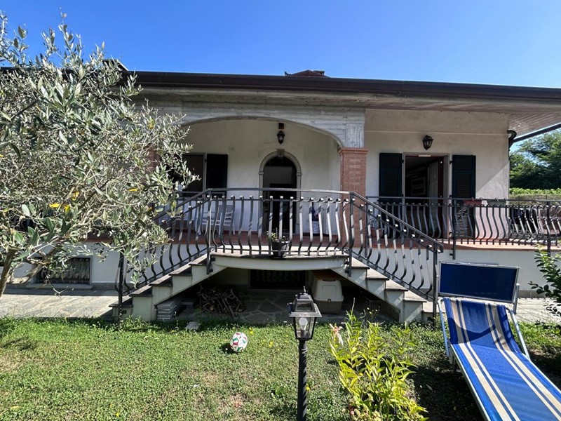 Casa Indipendente in Vendita a Aulla, zona Quercia, 380'000€, 320 m², arredato, con Box