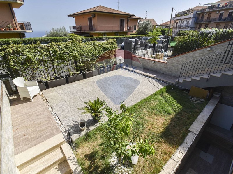 Casa Semi Indipendente in Vendita a Aci Castello, 250'000€, 162 m²