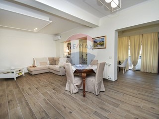 Casa Semi Indipendente in Vendita a Aci Castello, 250'000€, 162 m²