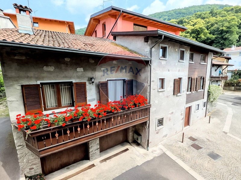 Casa Indipendente in Vendita a Pian Camuno, 369'000€, 260 m²