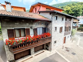 Casa Indipendente in Vendita a Pian Camuno, 369'000€, 260 m²
