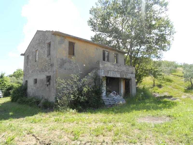 Rustico in Vendita a Carassai, 90'000€, 400 m²