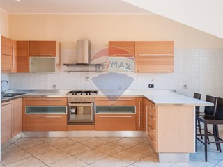 Attico in Vendita a Catania, 80'000&euro;, 91 m²