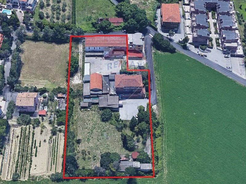 Capannone in Vendita a Falconara Marittima, 500'000€, 3167 m²