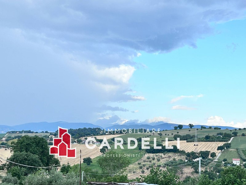 Casa Indipendente in Vendita a Montecassiano, 280'000&euro;, 245 m²