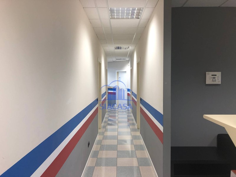 Ufficio in Affitto a Cornate d'Adda, 2'084&euro;, 250 m²