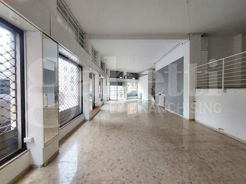 Negozio in Vendita a Treviso, 225'000€, 180 m²