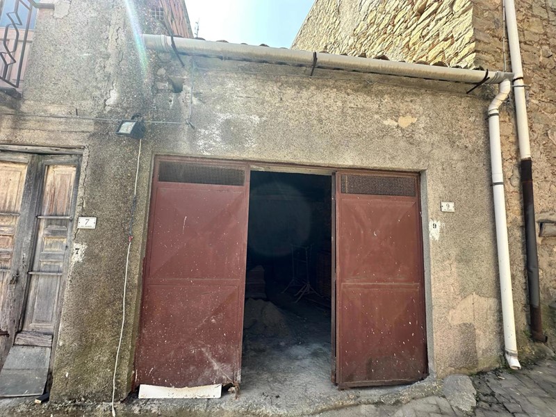 Casa Indipendente in Vendita a Basicò, 2'500€, 18 m²