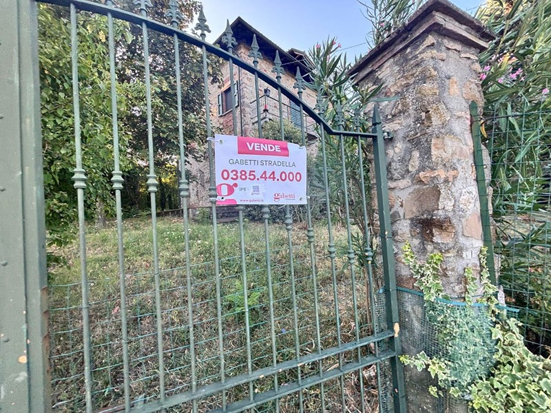 Villa in Vendita a Santa Maria della Versa, 315'000€, 220 m²