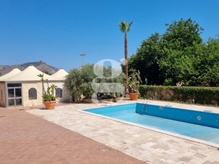 Attività commerciale in Vendita a Falcone, 2200 m²