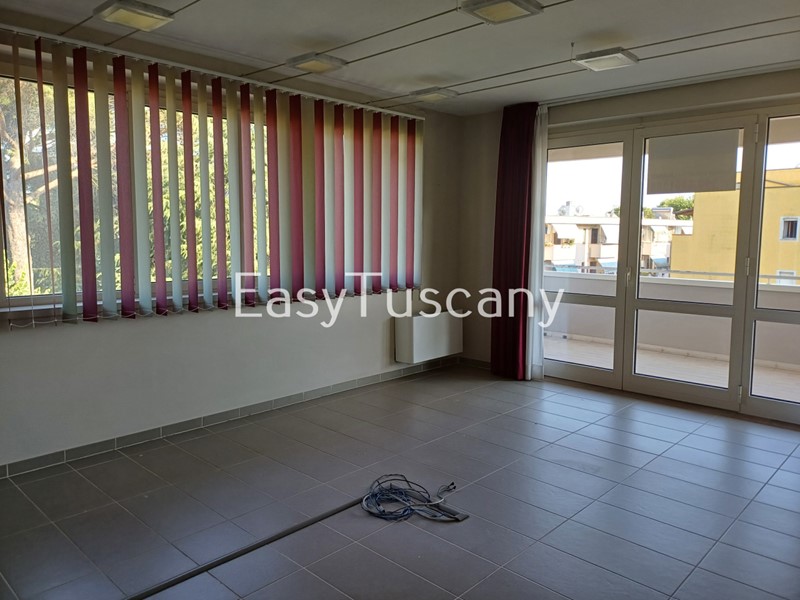 Ufficio in Vendita a Porcari, 120'000€, 80 m²