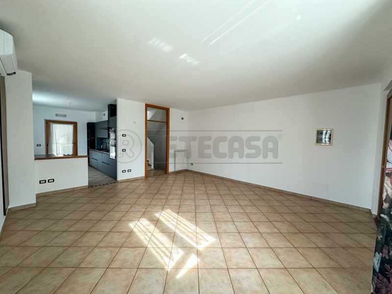 Casa Indipendente in Vendita a Visco, 200'000€, 175 m², con Box