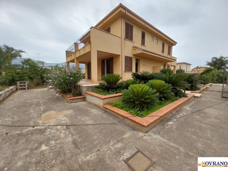 Villa in Vendita a Carini, 260'000€, 250 m²