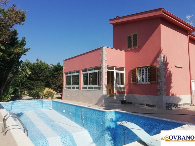 Villa in Vendita a Carini, 490'000€, 330 m²