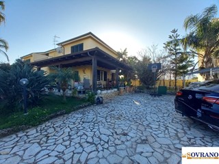 Villa in Vendita a Carini, 295'000€, 180 m²
