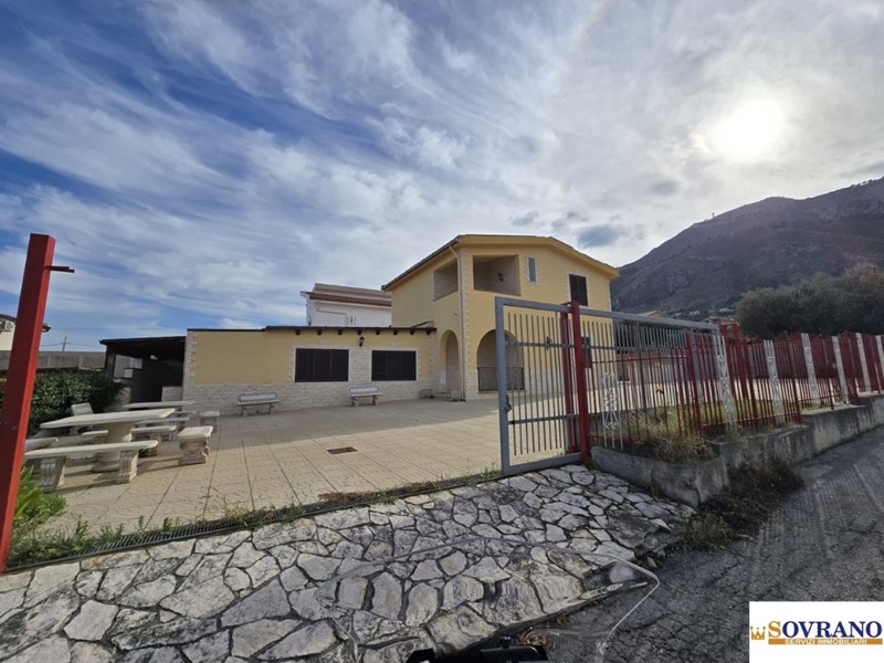 Villa in Vendita a Altavilla Milicia, 230'000€, 220 m²