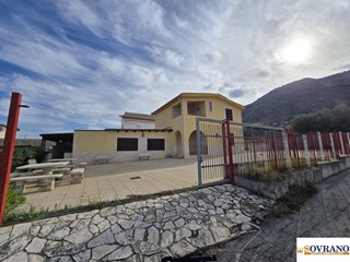 Villa in Vendita a Altavilla Milicia, 230'000€, 220 m²