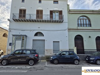 Negozio in Affitto a Carini, 3'800€, 400 m²