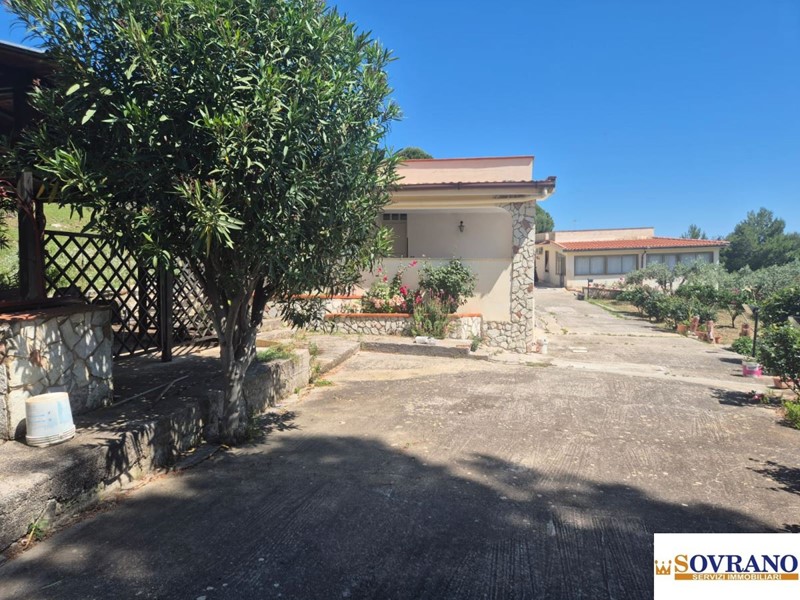 Villa in Vendita a Carini, 200'000€, 220 m²