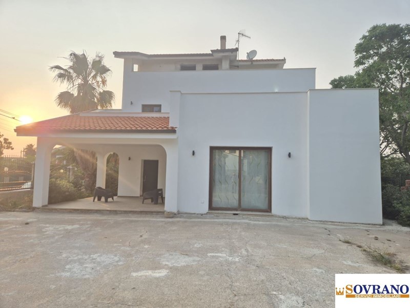 Villa in Vendita a Carini, 300'000€, 270 m²