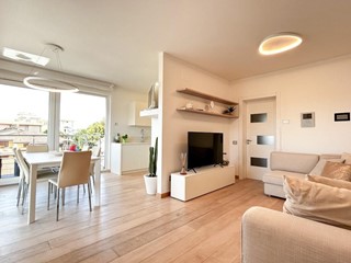 Appartamento in Vendita a Camaiore, zona Lido di Camaiore, 850'000&euro;, 100 m², arredato, con Box