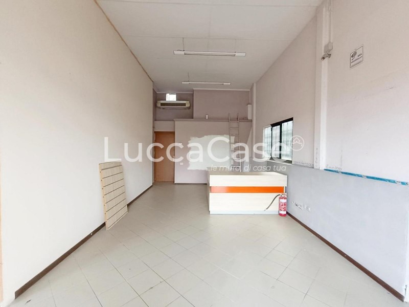 Immobile commerciale in Affitto a Porcari, 1'000€, 105 m²