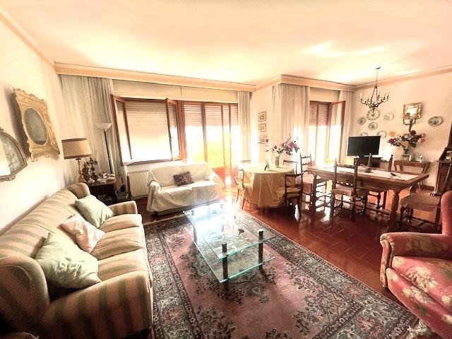 Appartamento in Vendita a Massa, 450'000&euro;, 240 m², arredato, con Box