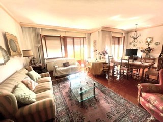 Appartamento in Vendita a Massa, 450'000&euro;, 240 m², arredato, con Box