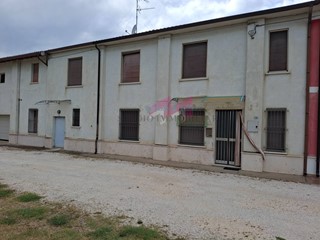 Casa Semi Indipendente in Vendita a Serravalle a Po, 130'000&euro;, 600 m²