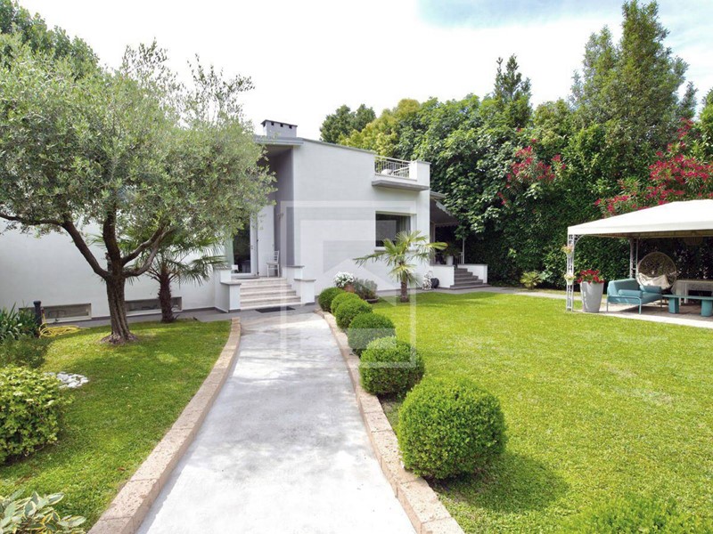 Villa in Vendita a Desenzano del Garda, 845'000€, 242 m²