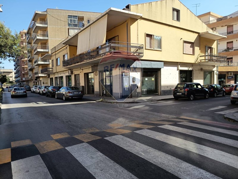 Immobile commerciale in Vendita a Caltagirone, 270'000€, 202 m²