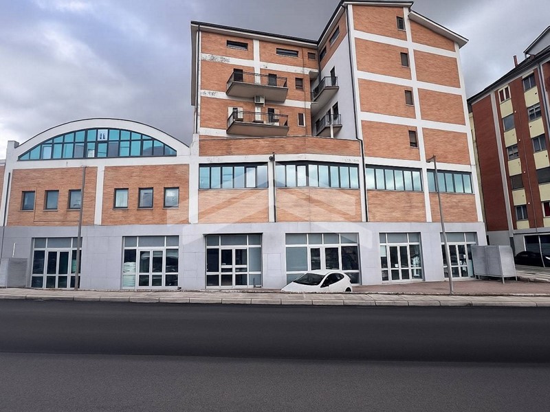 Immobile commerciale in Vendita a Campobasso, 1350 m²