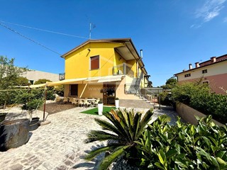 Villa in Vendita a Montichiari, 315'000€, 369 m²