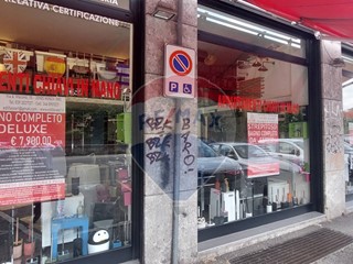 Negozio in Affitto a Monza, 1'980&euro;, 90 m²