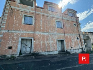 Casa Indipendente in Vendita a Castel Morrone, 250'000€, 500 m²