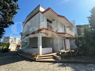 Villa in Vendita a Giovinazzo, 298'000€, 180 m²