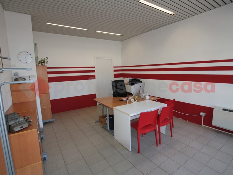 Ufficio in Affitto a Varallo Pombia, 400€, 42 m², arredato