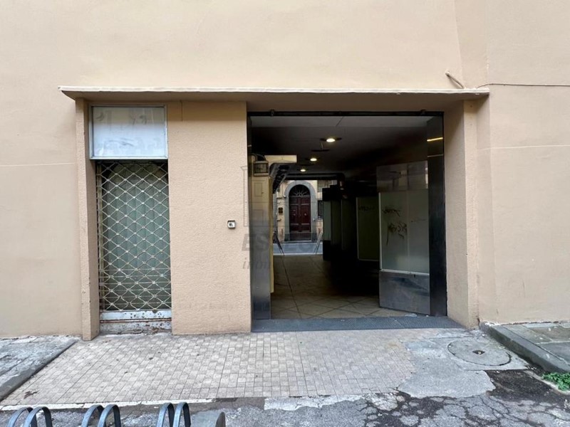 Immobile commerciale in Vendita a Lucca, zona Centro storico, 360'000€, 60 m²
