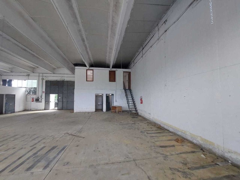Capannone in Vendita a Carmignano, zona Seano, 220'000€, 330 m²