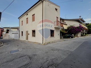 Casa Semi Indipendente in Vendita a Treglio, 98'000€, 171 m²