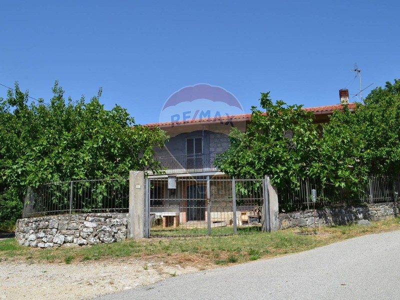 Casa Indipendente in Vendita a Morcone, 40'000€, 178 m²