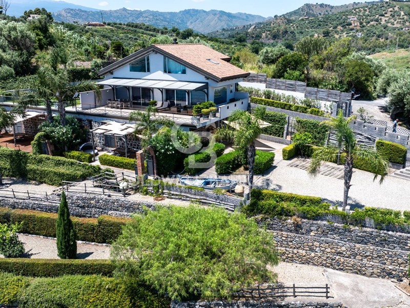 Villa in Vendita a Giardini Naxos, 1'550'000€, 444 m², con Box