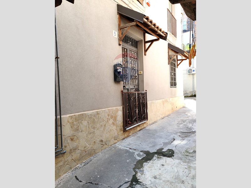 Trilocale in Vendita a Catania, 85'000&euro;, 98 m²