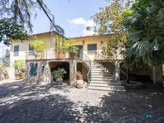 Villa in Vendita a Collevecchio, 990'000&euro;, 651 m²