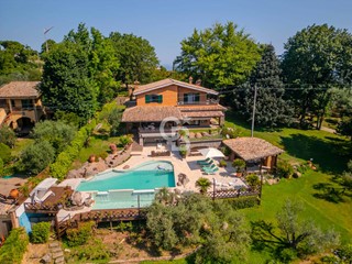 Villa in Vendita a Soriano nel Cimino, 990'000€, 420 m²
