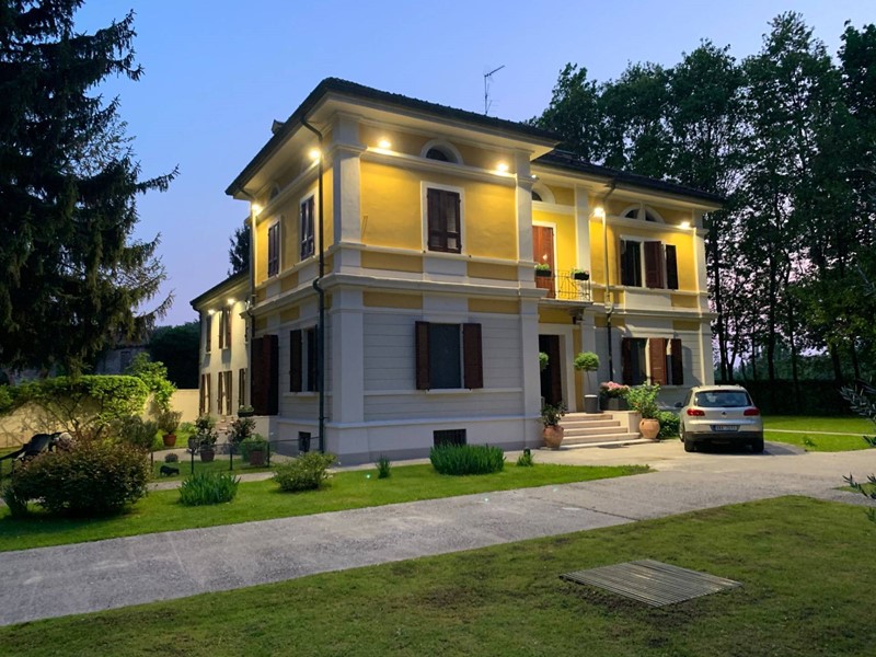 Casa Indipendente in Affitto a Mantova, 800 m²